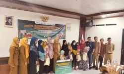 PT Telkom Indonesia Salurkan Program Makanan Tambahan untuk 50 Anak di Desa Tlajung Udik