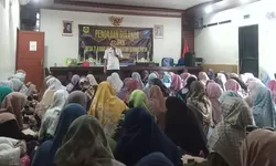 Pengajian Rutin Pemdes Tlajung Udik, Angkat Tema "Mencintai Ibu dan Berbakti kepada Suami"