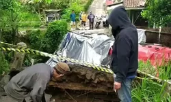 Jembatan Penghubung Dua Desa di Cigombong Ambruk, Akses Warga Terputus