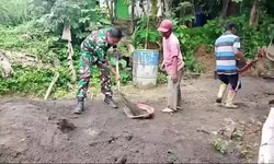 Gotong Royong Warga Sukamulya: Babinsa dan Masyarakat Bangun Jalan Desa
