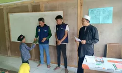 Karang Taruna Cigombong Wakafkan 50 Mushaf Al-Qur'an untuk Madrasah Diniyah At Tibyan