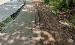 Proyek Jalan Wargajaya-Sukaharja Terganggu: Pengguna Jalan Terjebak di Tanjakan Berlumpur dan Rusak