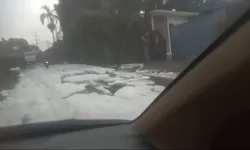 Jalan Raya Tlajung Udik Berbusa, Diduga Akibat Pembuangan Limbah PT Anugerah Putra Jaya