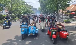 Ronald M Siahaan Rayakan Kemenangan MMA dengan Konvoi Ratusan Vespa Antik di Kota Bandung