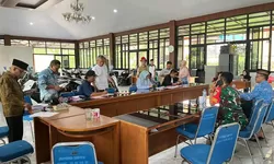 Peningkatan Mobilitas: Pemerintah Kabupaten Bogor Serahkan Motor Roda Dua kepada Kepala Desa di Sukamakmur