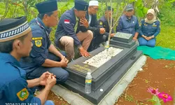 PKT Wilayah Bogor Selatan Melakukan Ziarah Makam Ke Pendiri Karang Taruna Menjelang Hari Pahlawan