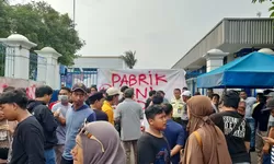 Sulit Mendapatkan Pekerjaan di PT Darya Varia, Puluhan Warga Menggelar Aksi Demo