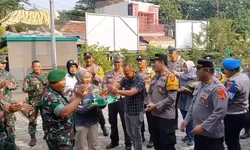 HUT TNI Ke 79 Tahun, Polsek Gunung Putri Berikan Kejutan Terhadap Koramil 0621-05