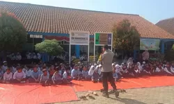 Melalui Bhabinkamtibmas, Polsek Gunung Putri Sosialisasikan Bahaya Bullying dan Narkoba di SDN 3 Wanaherang 