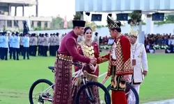 Dapat Hadiah Sepeda Dari Presiden, AHY : Sepeda Untuk Cek Tanah
