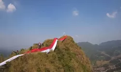 Sambut Kemerdekaan RI Ke-79 Tahun, Muspika Kecamatan Sukamakmur Bentangkan Bendera di Puncak Gunung Batu