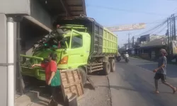 Truck Bermuatan Pasir, Hantan Toko Pakan di Tlajung Udik Bogor