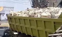 Truck Bermuatan Batu Karang Tabrak Rumah Warga di Cileungsi Bogor