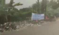 Jalan Menuju Cikeas Polri Bogor Dipenuhi Sampah, Pemuda Cikeas Gotong Royong Membersihkan