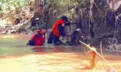 Dian Sumarwan Tim 7 Bersih Bersih Sungai Angke Bersama Potensi Tangsel