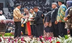 Presiden Joko Widodo Bagikan SK KHDPK Di GBK Senayan