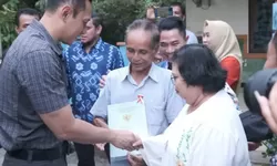 AHY Bagikan Sertifikat Tanah, 80 Tahun Warga Palangkaraya Menunggu