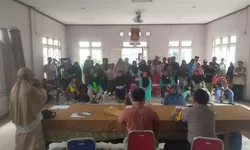 Puluhan Warga Desa Cicadas Antusias Terima BLT DD Tahap 1