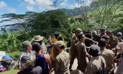 Bentrok Saat Pembongkaran PKL Dikawasan Puncak Bogor, Petugas PUPR Disundul Pedagang