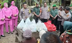 Peringati Hari Ulang Tahun (HUT) Bhayangkara ke-78, Polsek Sukamakmur Bagikan Puluhan Paket Sembako