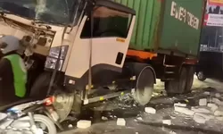 Truck Pengangkut Bata di Tabrak Mobil Kontainer, Lalin Cibubur Macet Parah