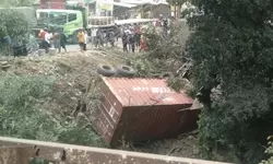 Alami Rem Blong, Truck Tronton Tabrak Sejumlah Kendaraan di Jalan Narogong 