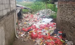 Pemilik Tanah Keluhkan Tumpukan Sampah Pasar Sukamakmur yang Menumpuk di Lahannya