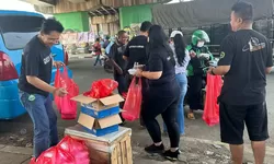 Komunitas Ghoib Peduli Bagikan 100 Paket Makan Siang Gratis di Flyover Cileungsi Bogor