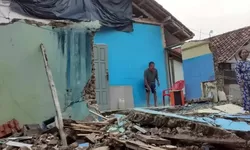 Korban Pergeseran Tanah di Desa Sadeng Kolot Masih Tempati Rumah Yang Hampir Roboh