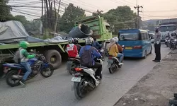 Mobil Bermuatan Kabel Tumpah, Lalin Gunung Putri Macet Parah!