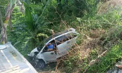 Hendak Berlibur ke Sukamakmur, 1 Unit Mobil Minibus Terperosok Ke Jurang!