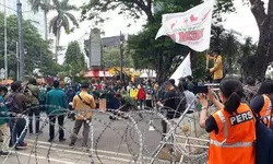 Unjuk Rasa di Patung Kuda Pecah, Pendukung Capres-cawapres Nomor Urut 2 Dilempari Botol 