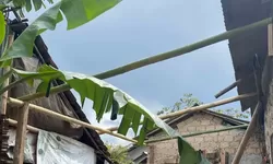 Angin Kencang di Megamendung Bogor, Atap Rumah Warga Ambruk! 