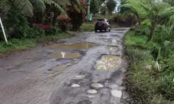 Akses Jalan Arca Sukawangi Sukamakmur Rusak, Bakri Hasan : Perbaikan Difokuskan Pada Tahun 2025
