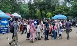 Pengunjung Taman Margasatwa Ragunan Membeludak Saat Libur Lebaran