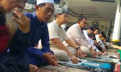 Ketua DPD Partai Demokrat Jawa Barat, Melangsungkan Sholat Eid Bersama Ratusan Warga Cikeas