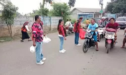 Rutin! Pemuda Pancasila Ranting Bojong Nangka Bagikan Takjil Gratis Kepada Pengguna Jalan