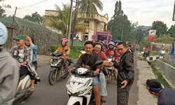 Sinergitas Bulan Ramadhan 1445H, Karang Taruna Beserta Pemdes Palasari Bagikan Takjil Gratis!