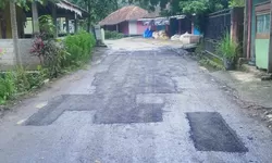 Respon Keluhan Warga, UPT PUPR Jonggol Perbaiki Jalan Berlubang di Sukamakmur