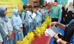 SDN 05 Gunung Putri Berbagai Bersama Yatim di Penutupan Sanlat