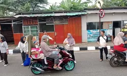Peduli!, PSM Kecamatan Gunung Putri Bagikan Takjil Gratis Kepada Pengguna Jalan