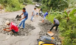 Gotong Royong Perbaiki Jalan Rusak Gunung Batu-Wargajaya, UPT PUPR Jonggol Kemana? 
