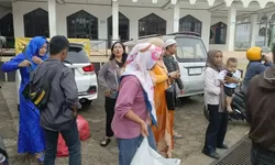 Berburu Berkah Ramadhan, Ikatan Alumni SMPN 1 Cijeruk Bagikan 100 Paket Takjil