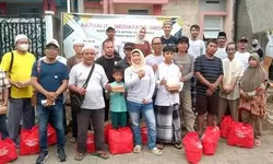 Berlomba Kebaikan di Bulan Suci Ramadhan, Aktualita Media Tama Group Bagikan Sembako Kepada Kaum Dhuafa