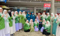 TP PKK Kecamatan Sukamakmur beserta Forkopimcam Bagikan Takjil kepada Para Pengguna Jalan