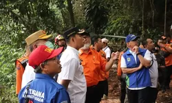 Asmawa Tosepu Tinjau Lokasi Longsor di Babakan Madang Sekaligus Serahkan Bantuan Kepada Para Korban Terdampak Bencana