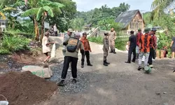 Pengerjaan Jalan Sukamakmur-Sukawangi Mangkrak, Warga Gotong royong Rapihkan Jalan