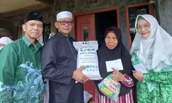 Jumat Berkah MWCNU dan Muspika Kecamatan Sukamakmur Bagikan Beras dan Uang Tunai Kepada Lansia