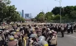 Ribuan Personel Gabungan dikerahkan Polda Metro Jaya Untuk Mengamankan Unjuk Rasa di Kantor KPU dan Gedung DPR