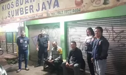 Penguatan Siskamling, Bhabinkamtibmas Polsek Gunung Putri melaksanakan Giat Ronda Malam bersama warga